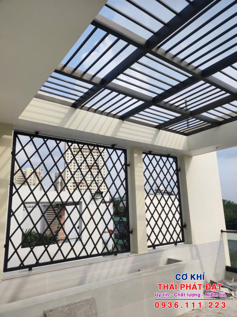 Thợ làm khung sắt bảo vệ tại TP Thủ Dầu Một