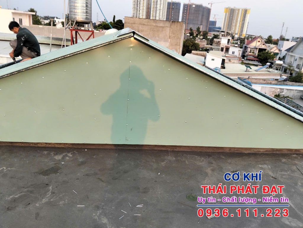 Báo giá chi tiết thi công mái tôn chống nóng tại Quận 12 mới nhất